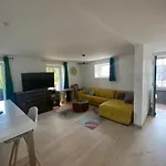 Coquet Avec 3 En Face Des Pistes De