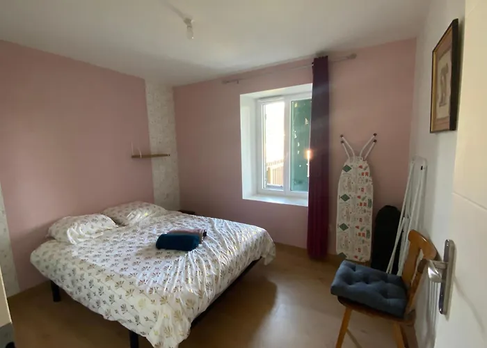 Coquet Avec 3 En Face Des Pistes De *