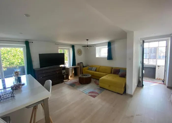 Coquet Avec 3 En Face Des Pistes De